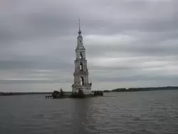 Затопленная колокольня в Калязине